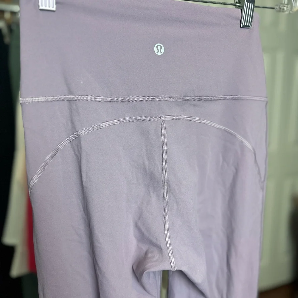 LULULEMON Groove Nulu Super-High-Rise Flared Pant
Regular SIZE 6 square dot - Picture 7 of 10